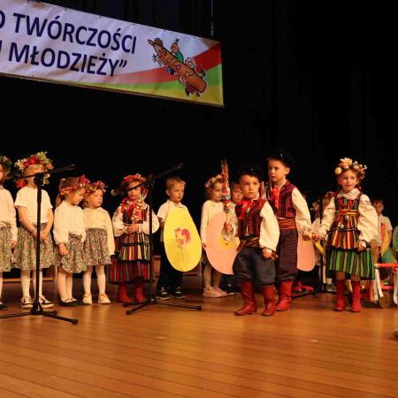 Występ dzieci na scenie 