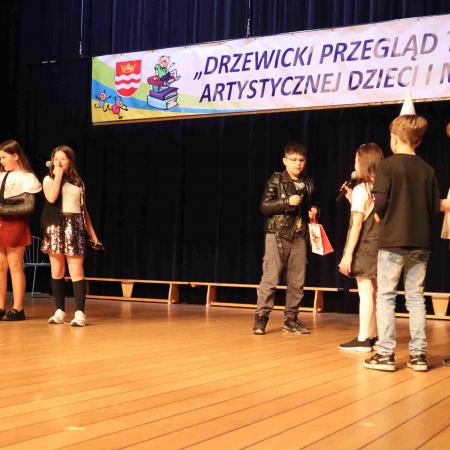 Dzieci przedstawiają twórczość artystyczną 