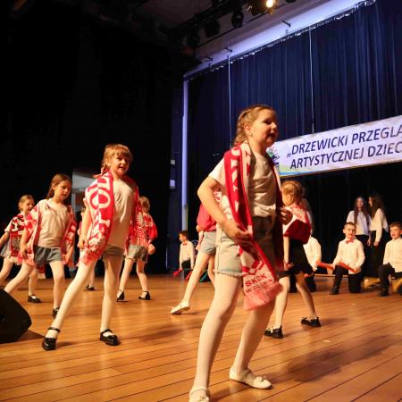 Grupa dzieci występuje na scenie 