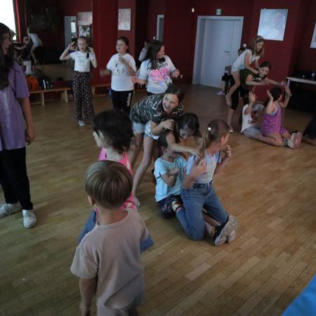 Dzieci bawią się i tańczą na zajęciach ruchowych w RCK
