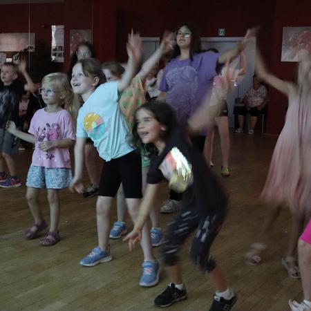 Tańce dzieci podczas zajęć wakacyjnych w RCK