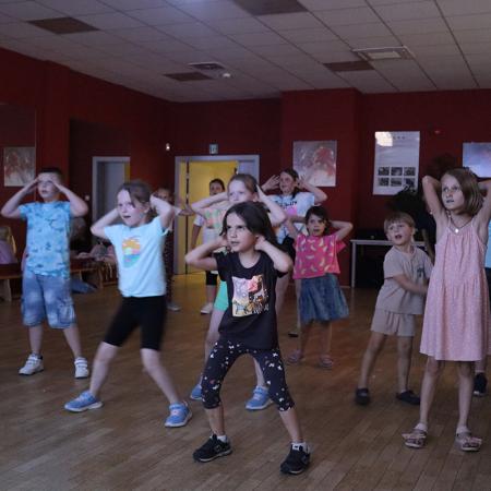 Grupa dzieci tańczy w sali tanecznej w RCK