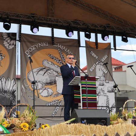 Burmistrz Miasta Drzewica podczas przemowy na scenie w Domasznie