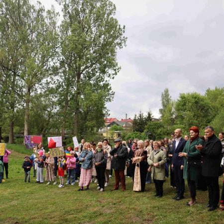 Grupa ludzi pod zamkiem