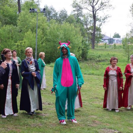 Grupa ludzi w przebraniach
