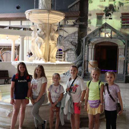 Grupa dziewczyn przy fontannie