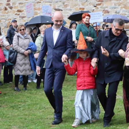 Burmistrz na tle zamku z innymi uczestnikami wydarzenia 