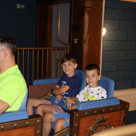 Dwaj chłopcy siedzą w wagoniku 