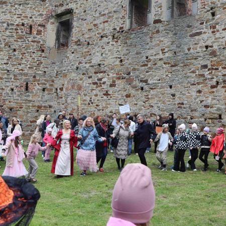 Uczestnicy wydarzenia pod zamkiem