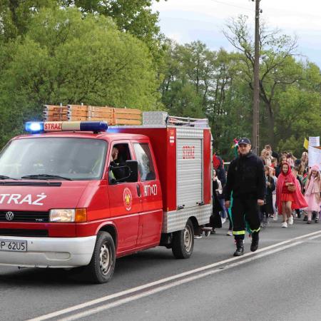 Strażacy eskortują uczestników wydarzenia