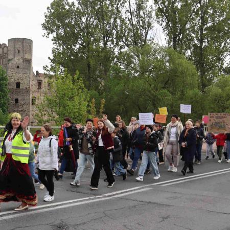 Grupa ludzi maszeruje po drodze