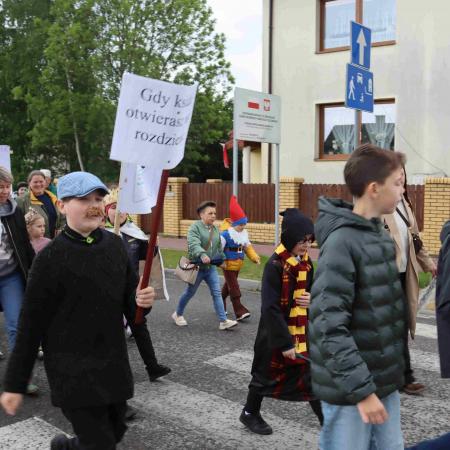 Grupa ludzi maszeruje przez Drzewice