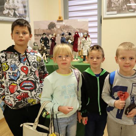 Dzieci ze szkoły podczas zwiedzania wystawy lalek artystycznych 