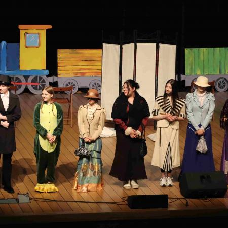 Dzieci podczas przedstawienia teatralnego 