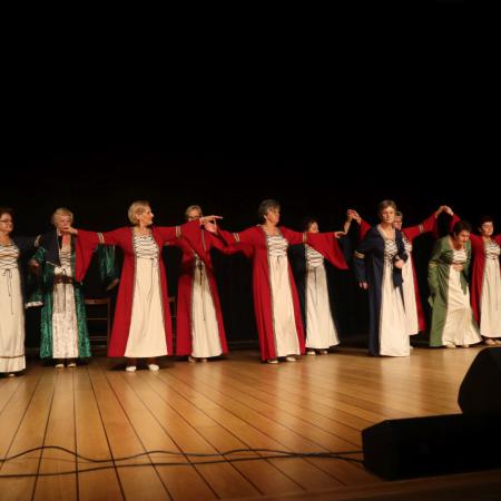 Kobiety z Koła Gospodyń Miejskich tańczą na scenie