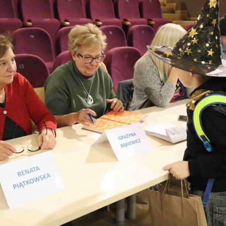 Autorzy książek rozdający autografy