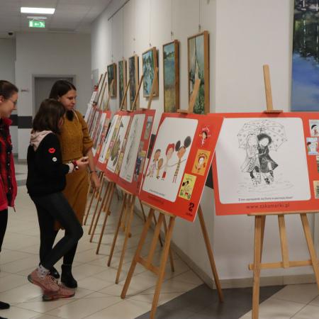 Młodzież z Ukrainy oglądająca wystawę