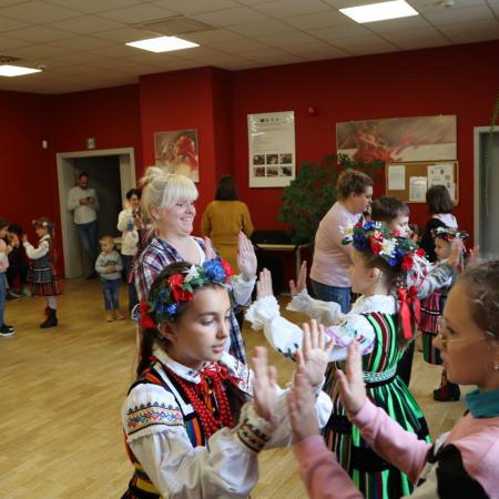 Dzieci w strojach ludowych i zaproszeni goście tańczą "Owczareczka"