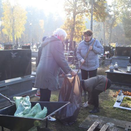 Panie z TPD porządkują groby na cmentarzu w Drzewicy 