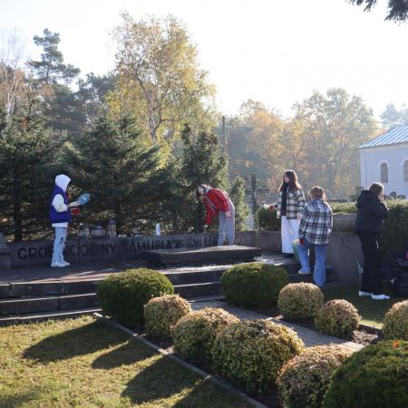 Uczniowie ze SP w Drzewicy porządkują groby na cmentarzu w  Drzewicy