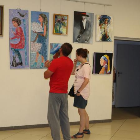 Mężczyzna i kobieta oglądają wystawę znajdującą się na ścianie w RCK