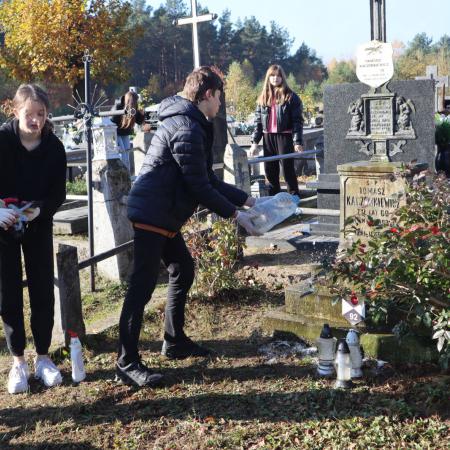 Uczniowie z 8 klas porządkują zabytkowe groby na cmentarzu w Drzewicy  