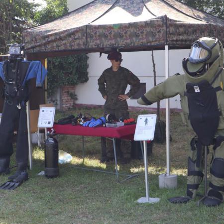 Żołnierz oraz sprzęt wojskowy przywieziony na piknik 