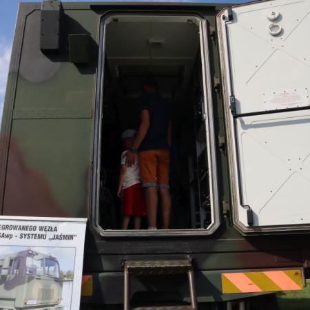 Dzieci oglądają wnętrze ciężarówki wojskowej