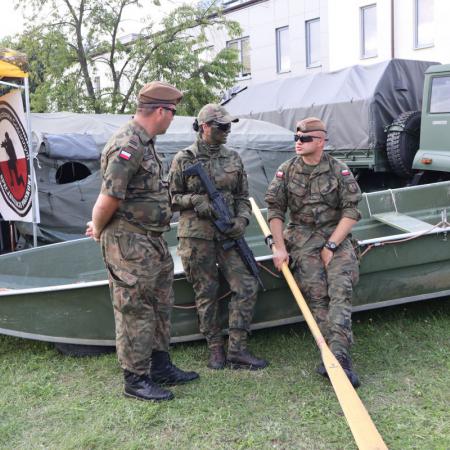 Żołnierze w mundurach siedzą na łódce