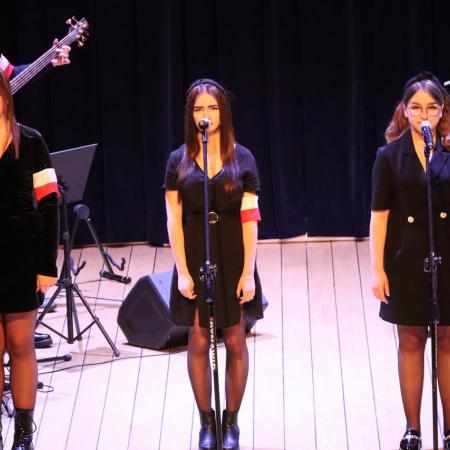 Dziewczyny występują na scenie podczas koncertu patriotycznego w RCK