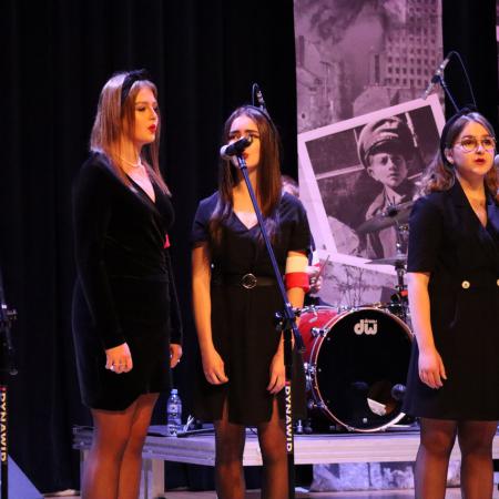 Dziewczyny śpiewają pieśni patriotyczne podczas koncertu w RCK