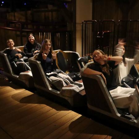 Grupa szczęśliwych dziewczyn na kolejce 