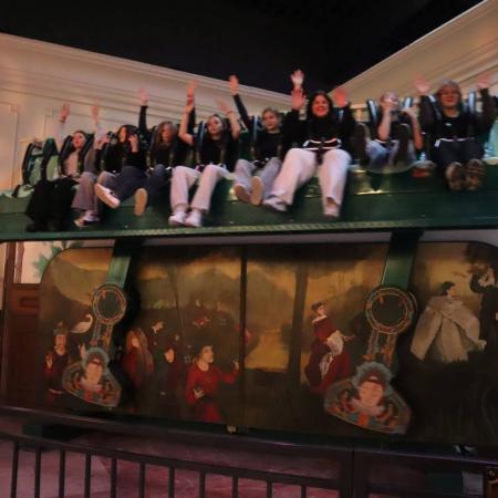 Grupa młodzieży podczas dobrej zabawy