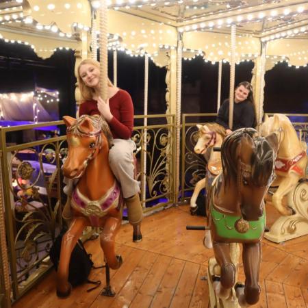 Dziewczyny dobrze bawiące się na karuzeli