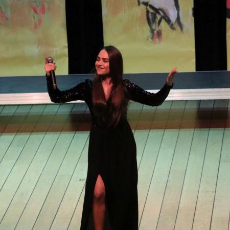 Viktoria Watashchuk występuje na scenie 