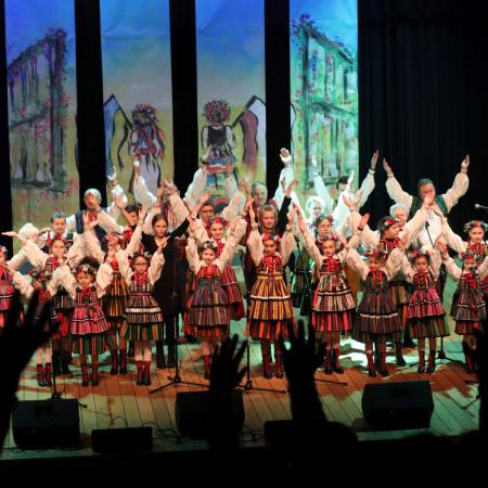Grupa osób tańczy na scenie podczas koncertu dla Ukrainy