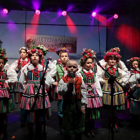 Zespół Mali Drzewiczanie wystepuje na scenie podczas "Siwętojańskiego grania"