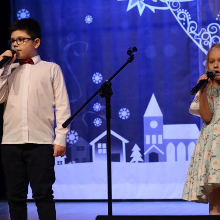 Chłopiec i dziewczyna śpiewają na scenie w RCK