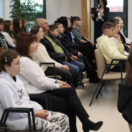 Grupa osób siedzi w Starostwie odczas finału konkursu "Pamiątki Dziedzictwa"