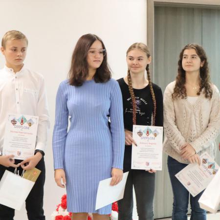 Młodzież z SP w Drzewicy podczas wręczenia nagród w Starostwie Powiatowym w Opocznie