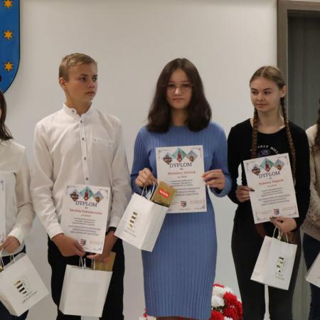 Młodzież z dyplomami za udział w konkursie " Pamiątki Dziedzictwa"
