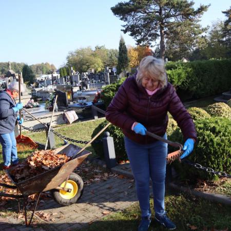 Kobiety sprzątają zabytkowe groby na cmentarzu w Drzewicy