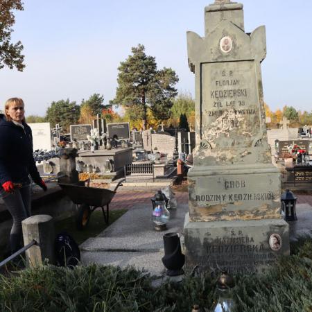 Porządkowanie zabytkowych grobów a cmentarzu w Drzewicy