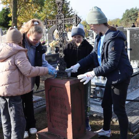 Młodzież porządkuje zabytkowe groby na cmentarzu