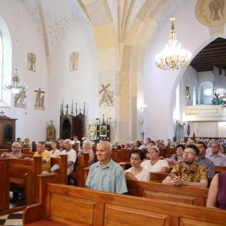 Osoby zgromadzone w kościele pw. Św. Łukasza w Drzewicy na Mszy Świętej