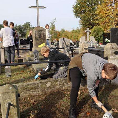 Porządki na grobach na cmentarzu parafialnym w Drzewicy