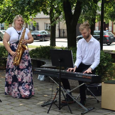 Instruktorzy zajęć z RCK podczas recitalu w parku z okazji "Spotkania po latach..."