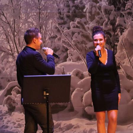 Antek Smykiewicz i Edyta Strzycka śpiewają przy mikrofonie na scenie