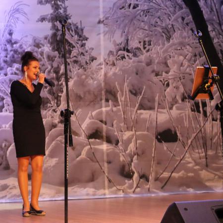 Edyta Strzycka śpiewa przy mikrofonie na scenie
