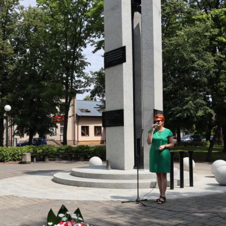 Dyrektor RCK przemawia do zgromadzonych uczestników "Spotkania po latach.." przy pomniku w parku w Drzewicy